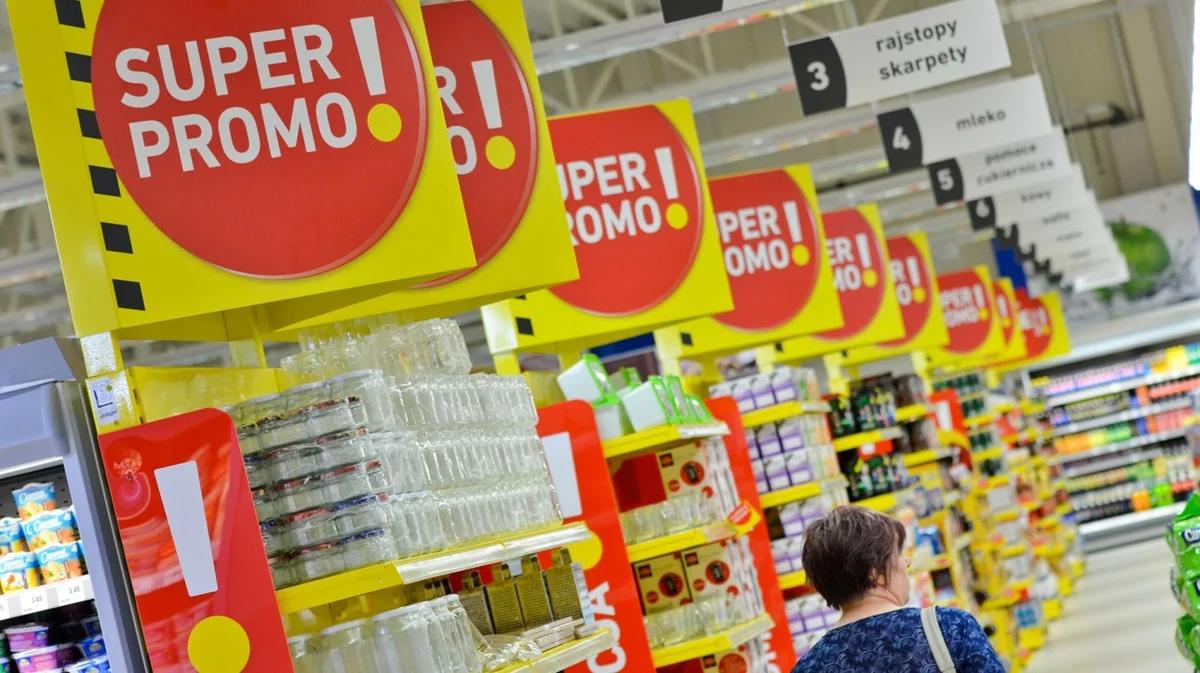 Inflacja spadła, więc sklepy szaleją z promocjami. Nie powinno być odwrotnie?