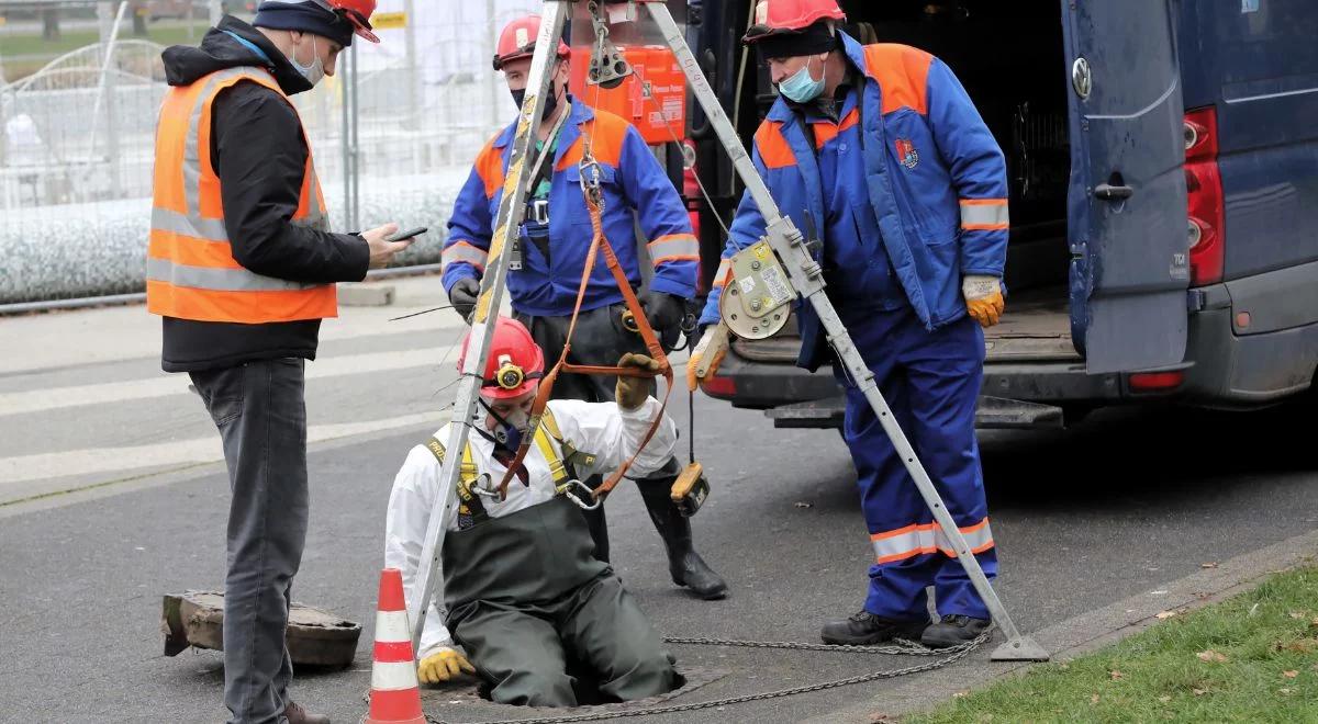 Zmutowany wirus w ściekach, alarm w Warszawie. Apel do rodziców