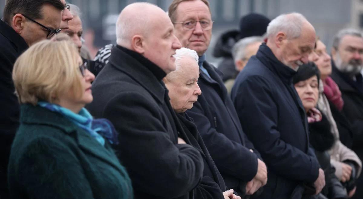 Politycy PiS uczcili pamięć ofiar katastrofy smoleńskiej. Złożyli wieńce przed pomnikiem prezydenta Lecha Kaczyńskiego