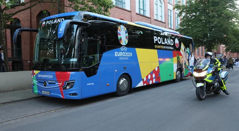 Autokar reprezentacji Polski na ulicach Hanoweru