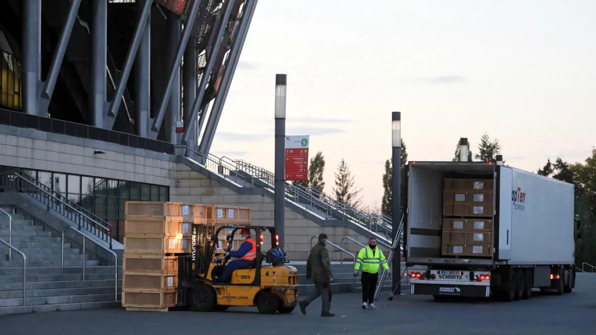 Tymczasowy szpital na Stadionie Narodowym. Trwa montaż instalacji tlenowej