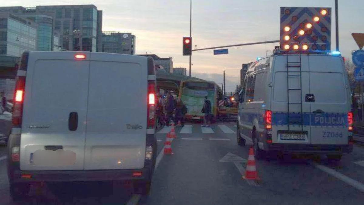 Autobus miejski zderzył się z ciężarowką na Mokotowie. Wielu rannych, są utrudnienia