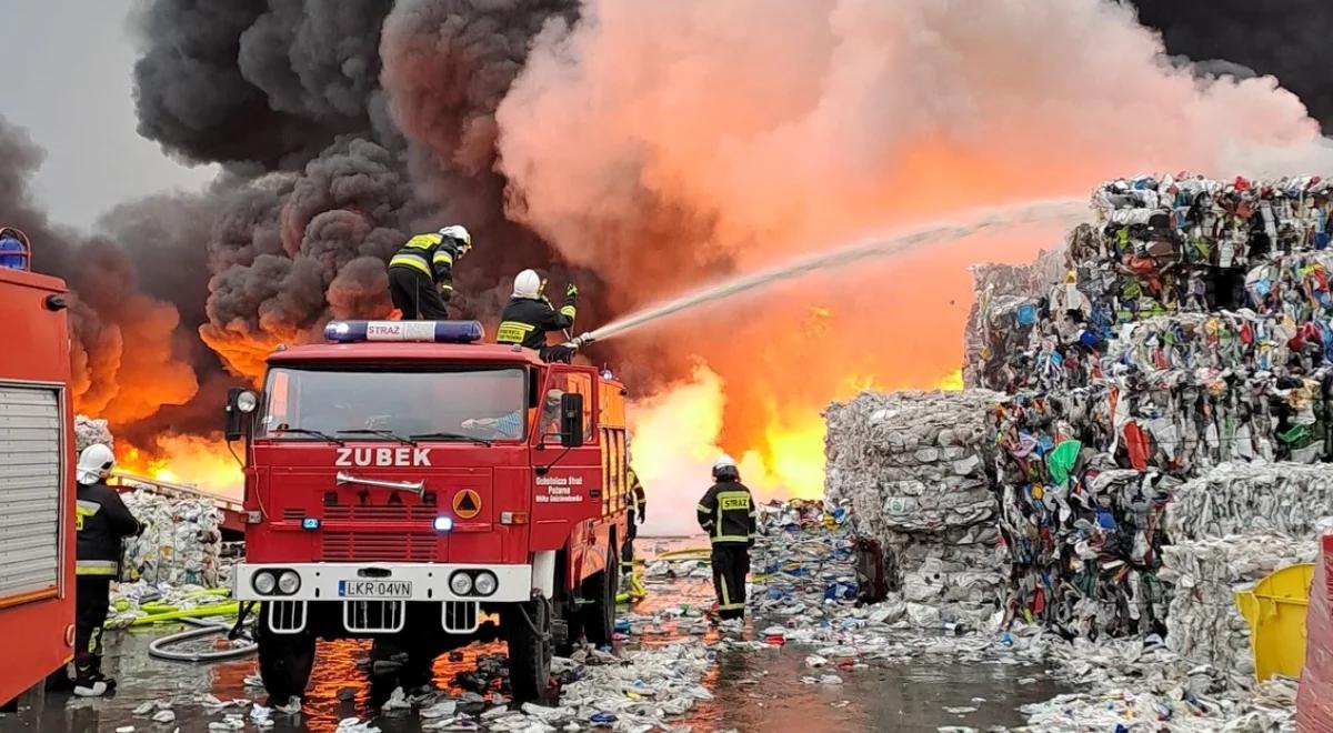 Pożar hali odpadów plastikowych. Gęste kłęby dymu widać z daleka