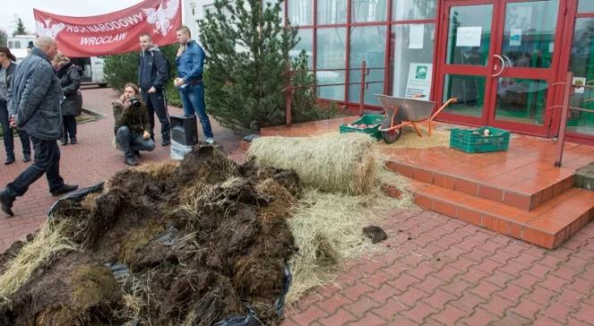 Protestujący rolnicy wysypali obornik przed siedzibą ARiMR we Wrocławiu