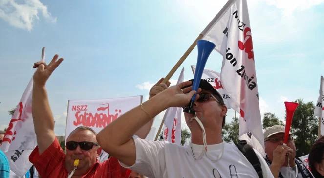 "S" przed siedzibą Przewozów Regionalnych