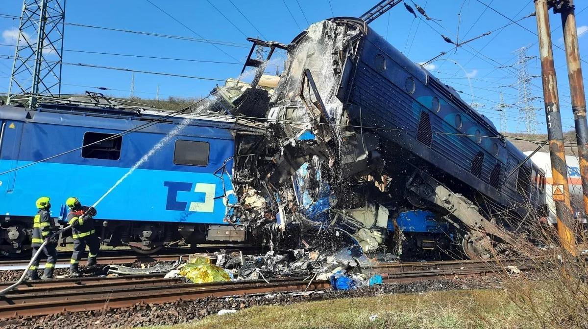 Czechy: zderzenie dwóch pociągów, lokomotywa stanęła w płomieniach. Nie żyje jedna osoba