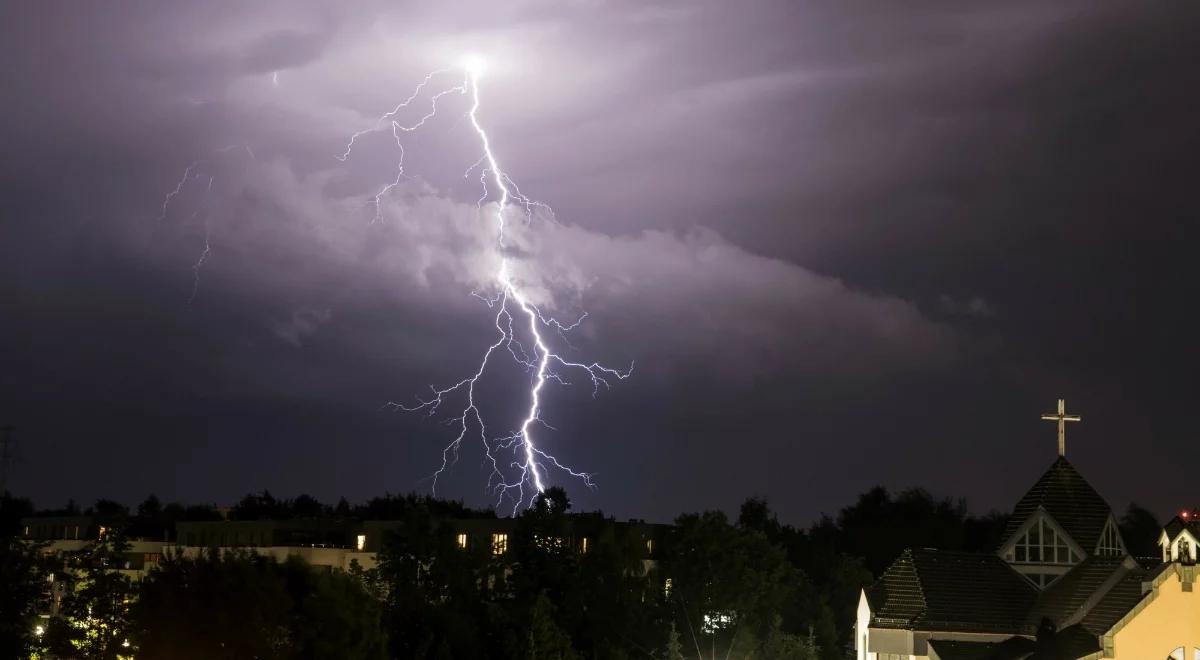 Groźne burze przy granicy z Polską. "Możliwe podtopienia i osunięcia ziemi"