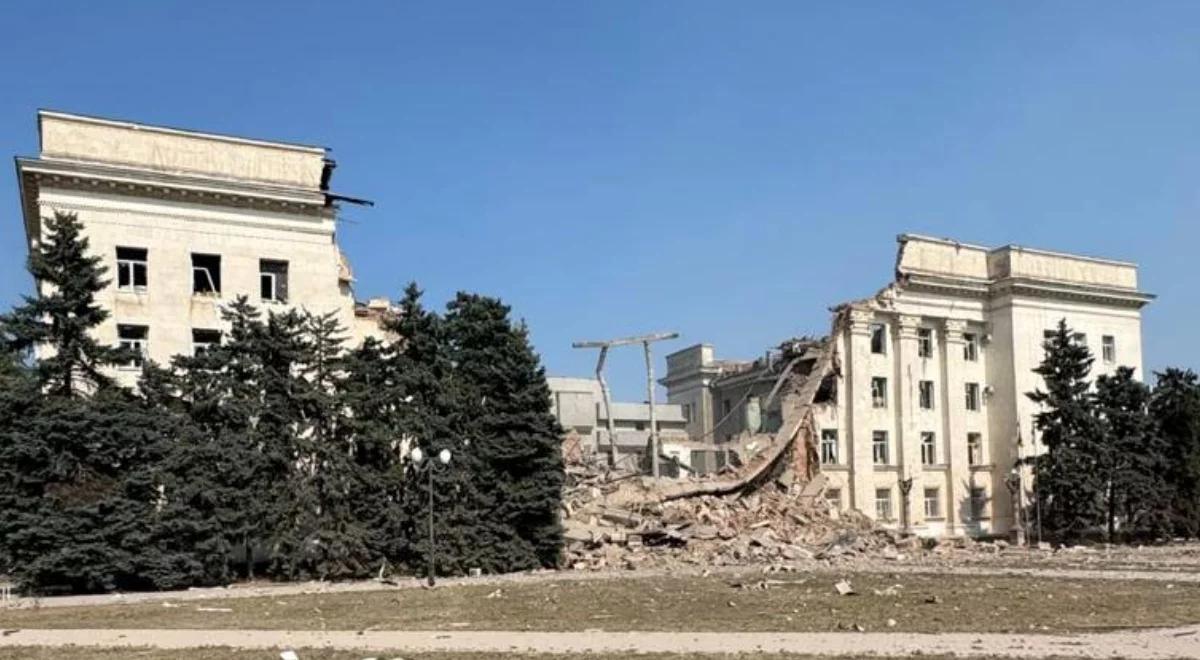 Bomba wygryzła potężny lej. Atak Rosji na ratusz w Chersoniu, góra gruzu