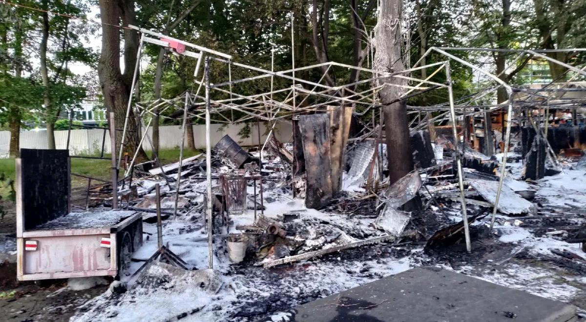 Policja informuje o "bardzo niebezpiecznym zdarzeniu pod Sejmem". Spłonęły namioty KOD