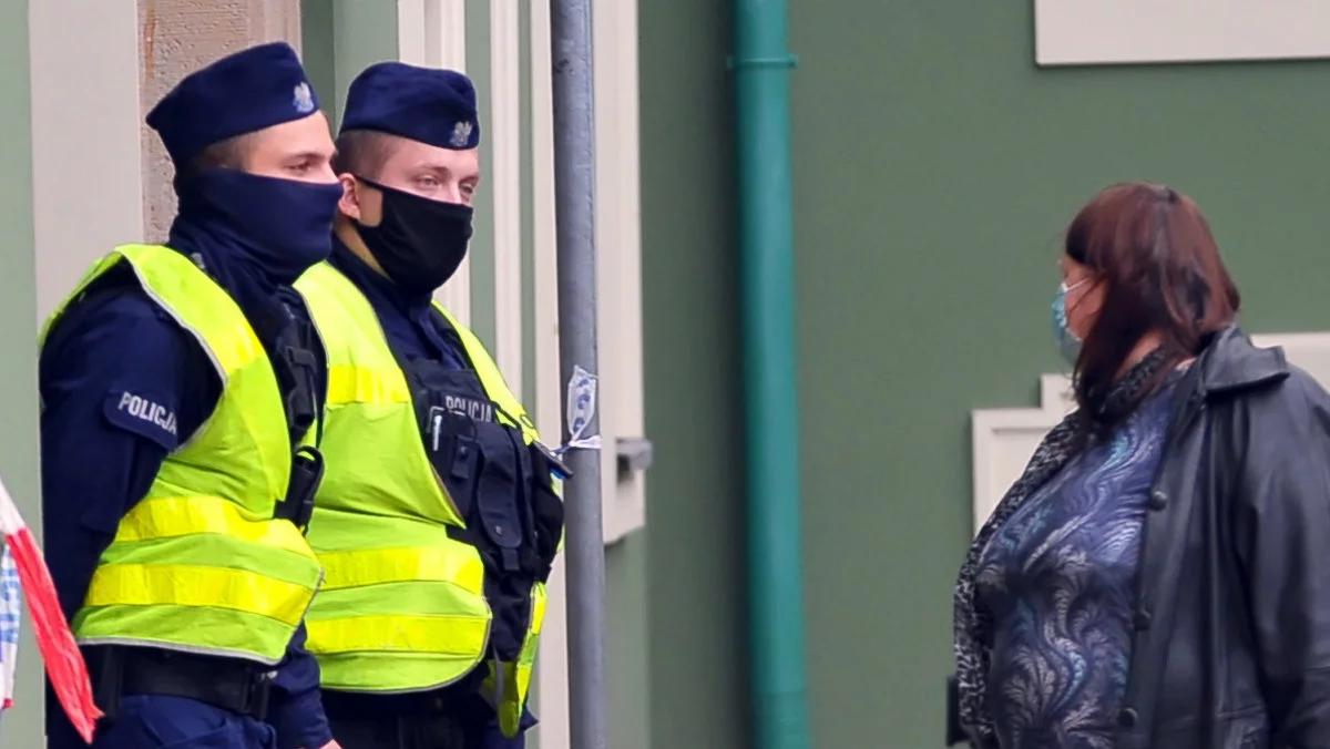 Ponad 4 tys. mandatów w ciągu doby. Policja sprawdza przestrzeganie obostrzeń