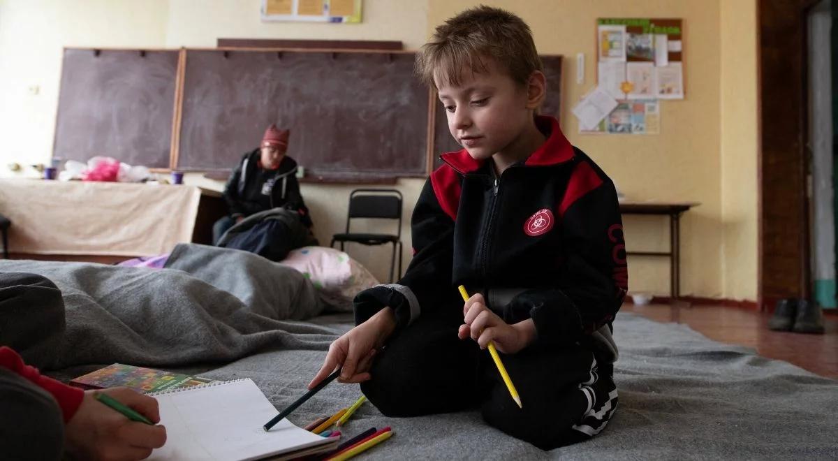 Dzieci zakładnikami i żywymi tarczami Rosjan? Są zmuszane do chodzenia do szkoły