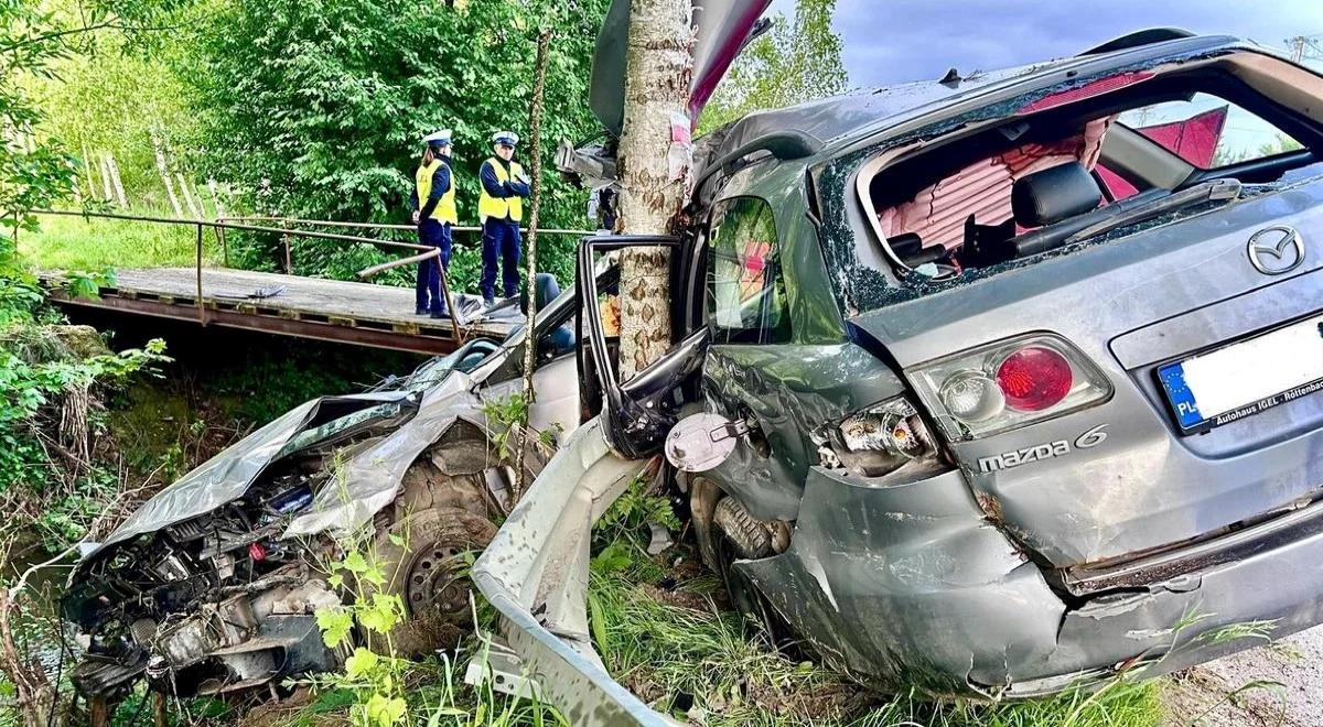 Pędzili mazdą, wbili się w drzewo. Tragiczny wypadek na Podkarpaciu