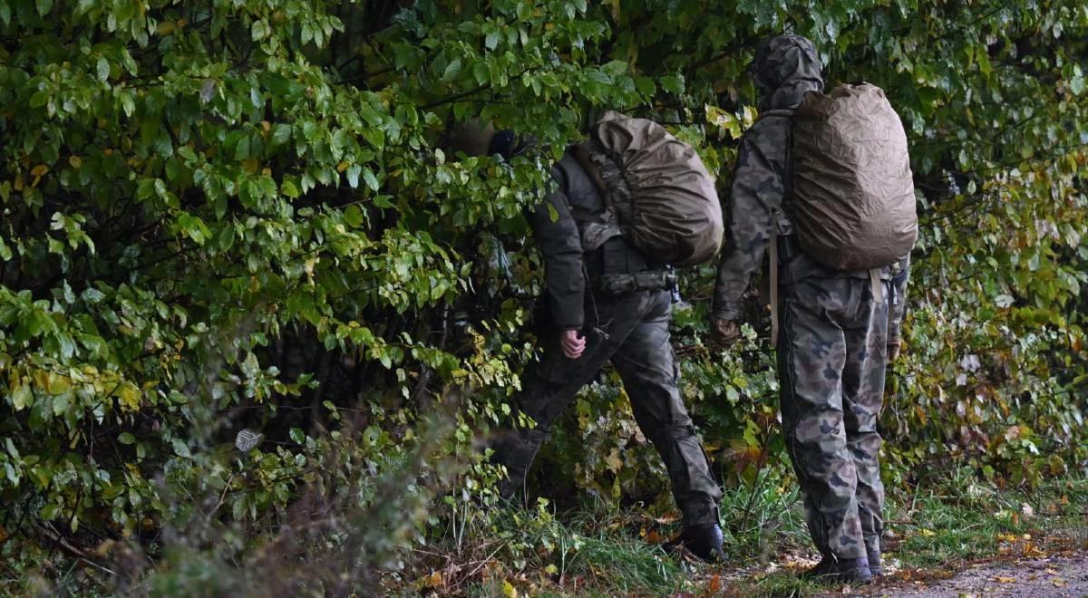 Obława na Grzegorza Borysa. Służby sprawdzają, czy przedmioty znalezione w ziemiance w parku należały do niego