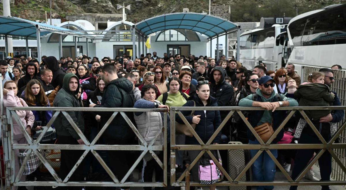 Seria wstrząsów na Santorini. Alert wywołał panikę, ludzie śpią w samochodach