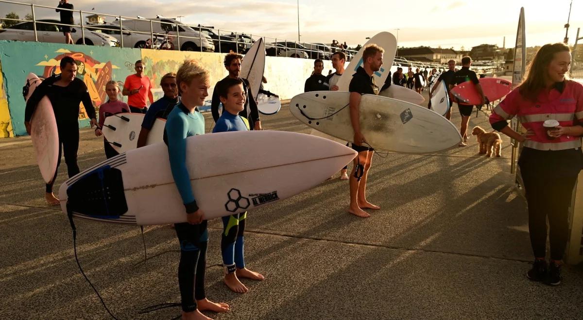 Tłumy surferów na plaży, kolejki do fast foodów. Nowa Zelandia łagodzi ograniczenia