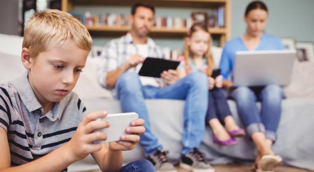 Kampania "Blisko telefonu. Daleko od dziecka". Ekspert: umówmy się na czas bez ekranów