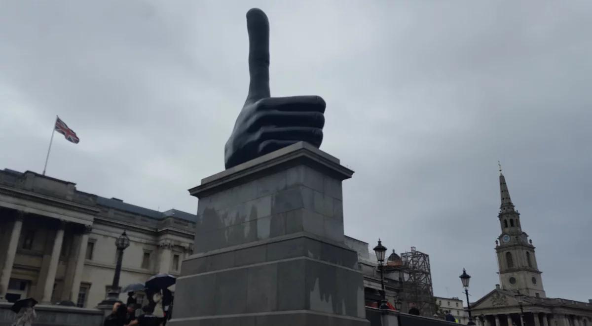 Londyn miastem otwartym. Gigantyczny kciuk stanął na Trafalgar Square