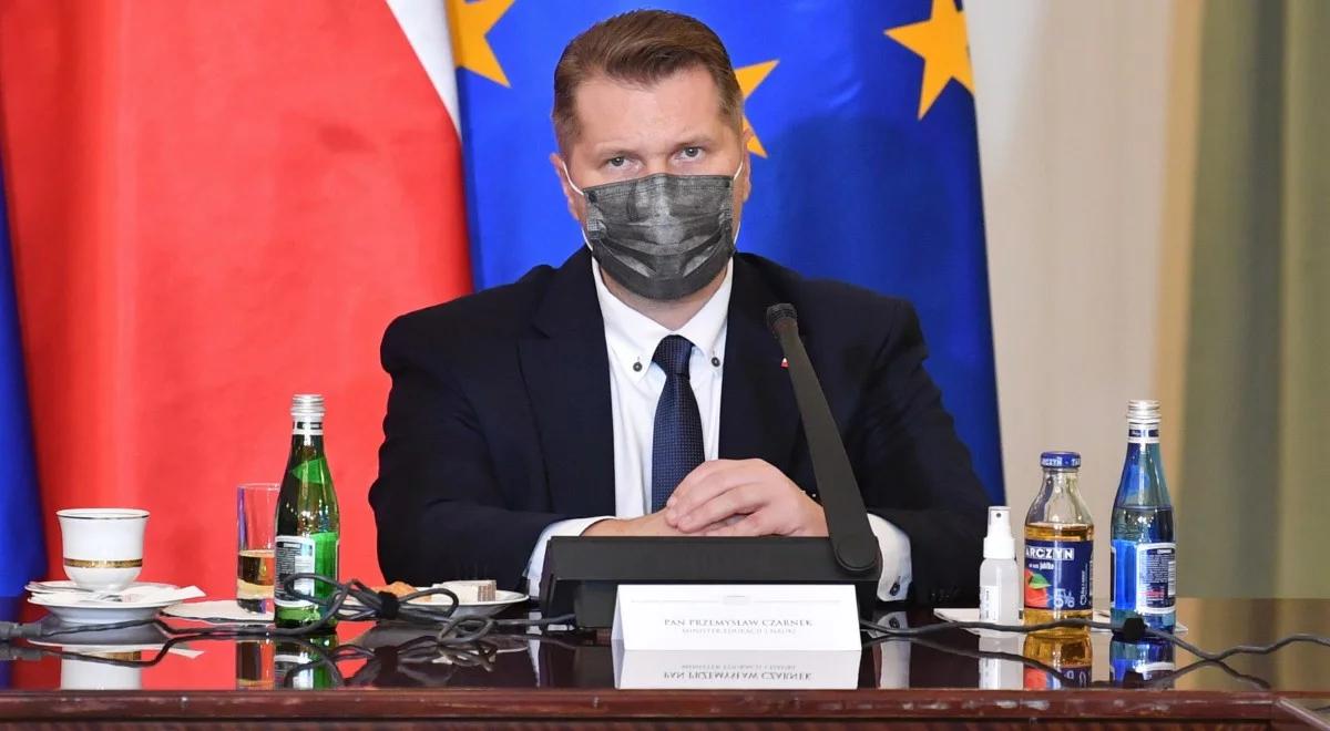 Szef MEiN: przewiduję, że dzieci wrócą do szkoły na cały rok