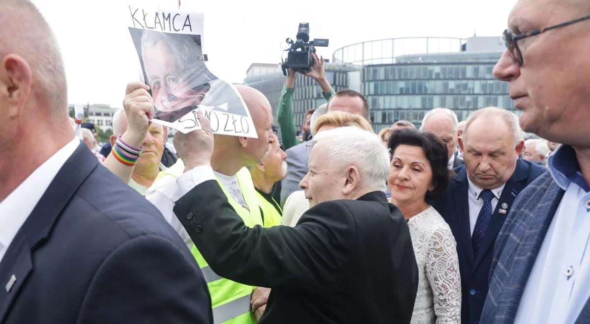 Miesięcznica smoleńska. Kaczyńskiemu puściły nerwy. "Śmiecie, które tu stoją"