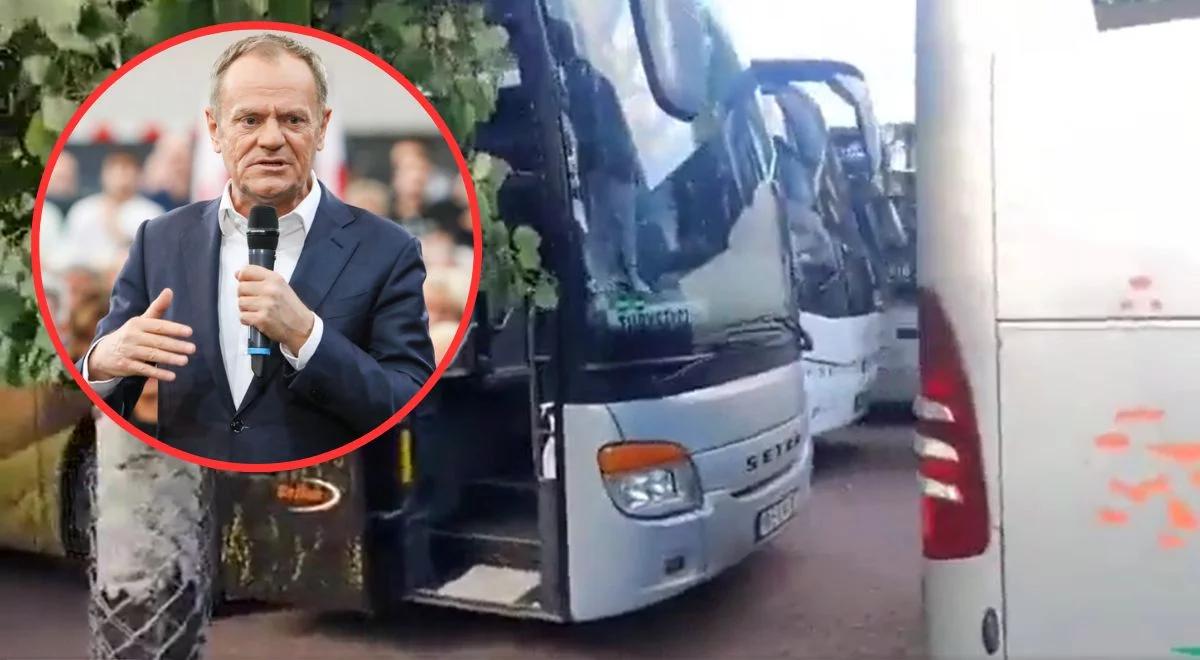 Oblężenie parkingu podczas wiecu Tuska w Ostródzie. "Pół amfiteatru zwiózł autobusami" [WIDEO]