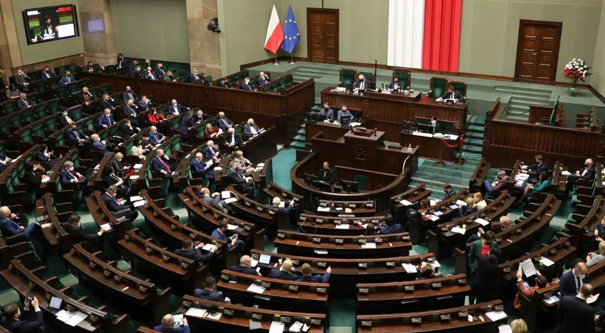 Dramatycznie niskie poparcie dla KO. PiS na szczycie stawki, za nim Polska 2050 