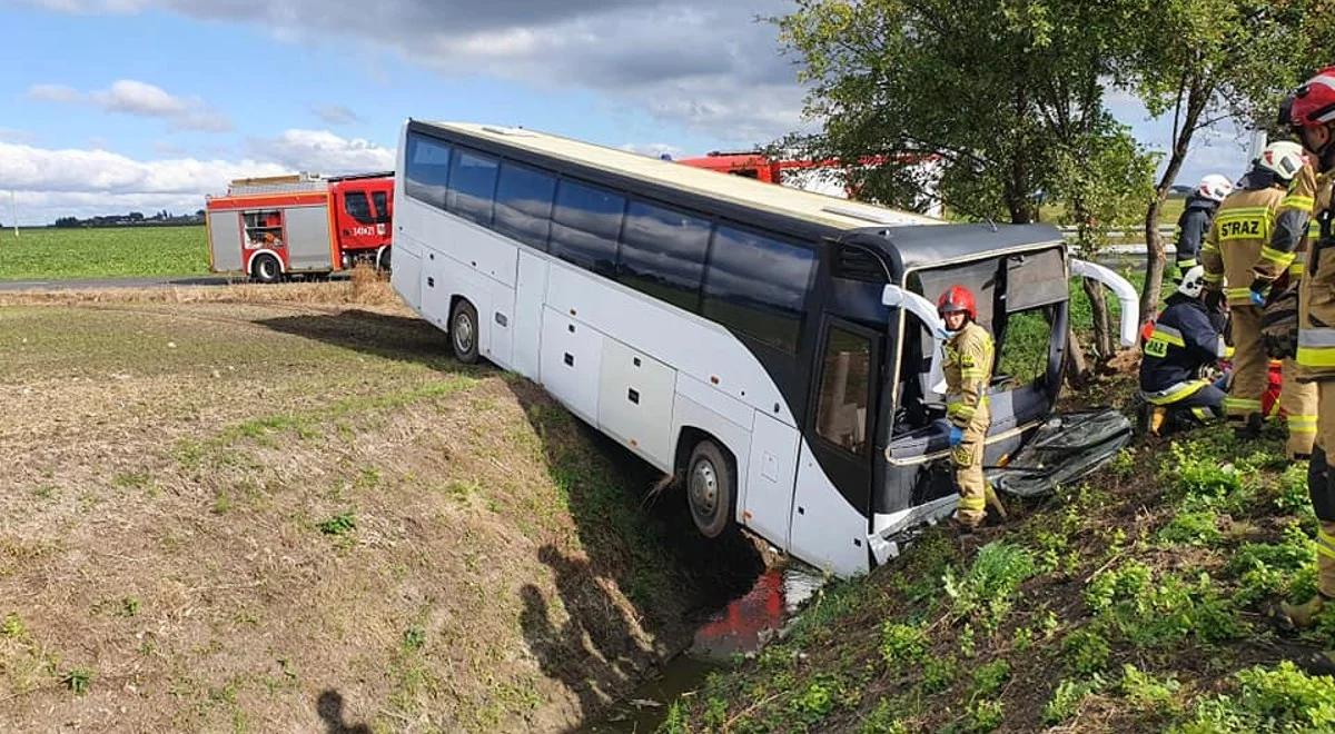Autobus wjechał do rowu. Kilkadziesiąt dzieci zabranych na obserwację do szpitali