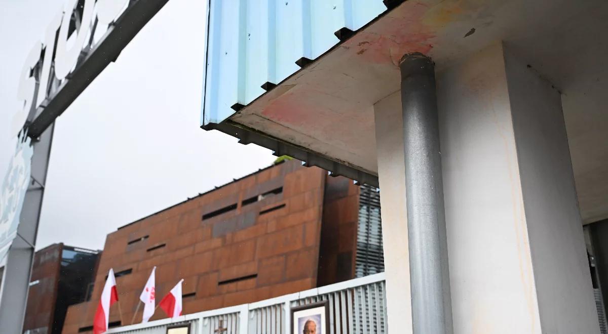 Zniszczyli bramę Stoczni Gdańskiej. Wandale zatrzymani przez policję