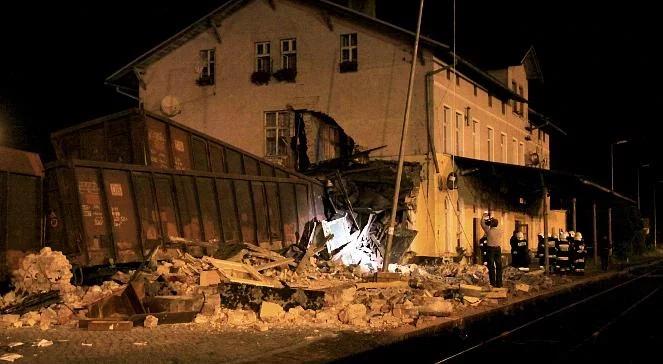 Skład towarowy wjechał w budynek PKP
