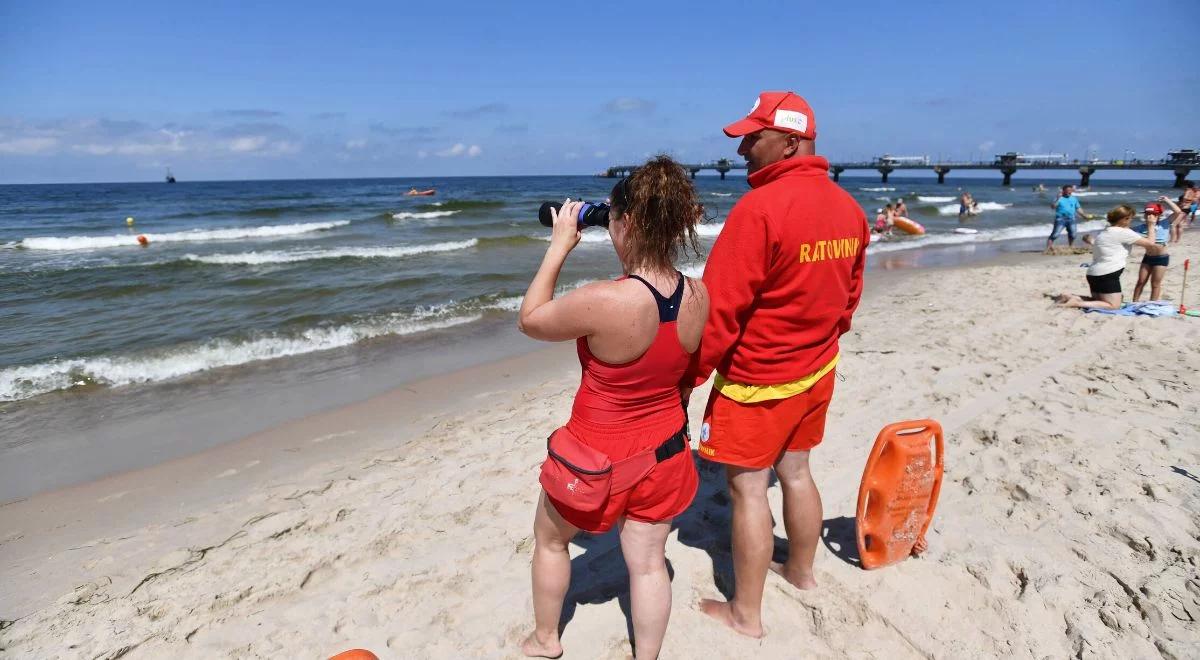 Echa tragedii w Jantarze. Ratownik WOPR: plażowicze nagminnie wchodzą do wody przy czerwonej fladze