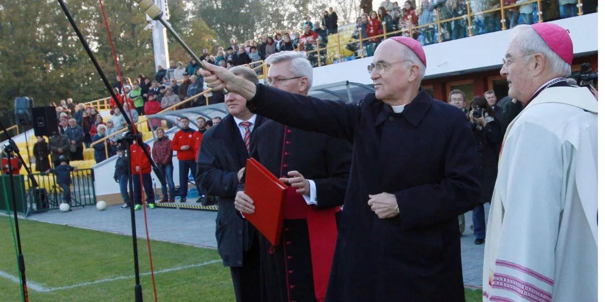 Zbuntowany arcybiskup Vigano został ekskomunikowany. Poważne oskarżenia