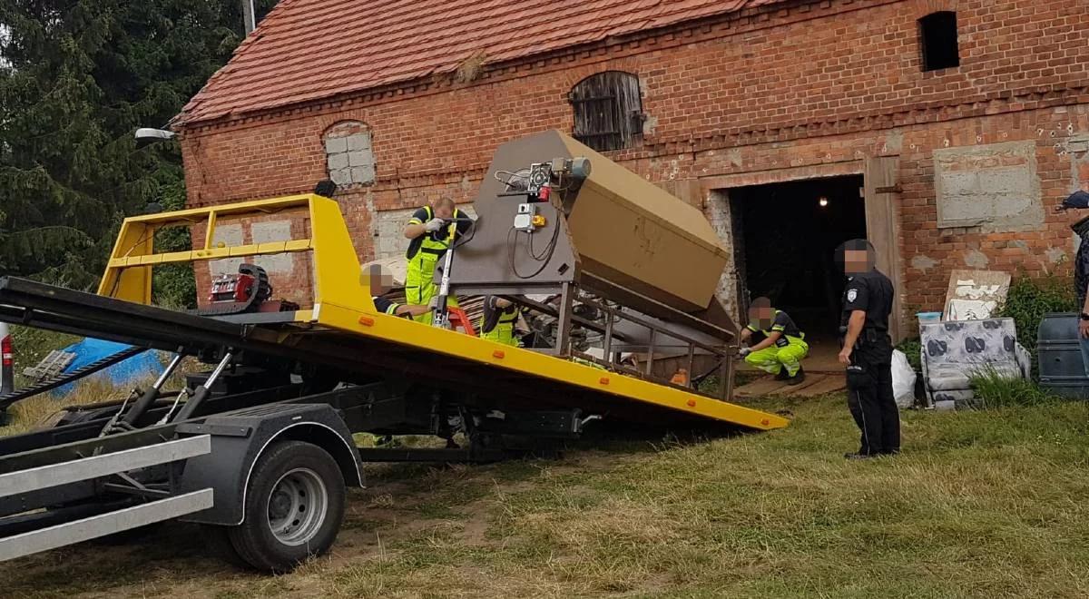 Opuszczone gospodarstwo i tony tytoniu. Funkcjonariusze zlikwidowali nielegalną fabrykę papierosów