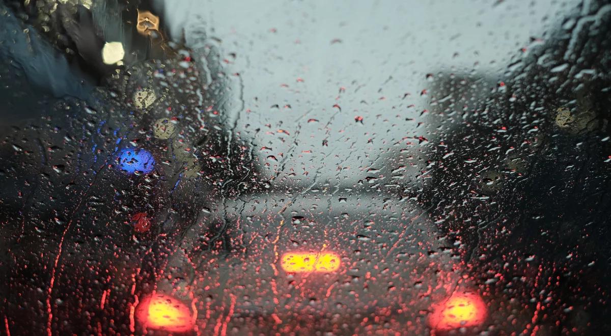 Kierowcy, uwaga na śliską jezdnię. Jazdę utrudniają mżawki i deszcze ze śniegiem