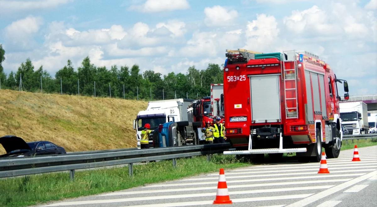 Karambol na A2 w stronę Warszawy. Zderzyło się siedem aut. Duże utrudnienia