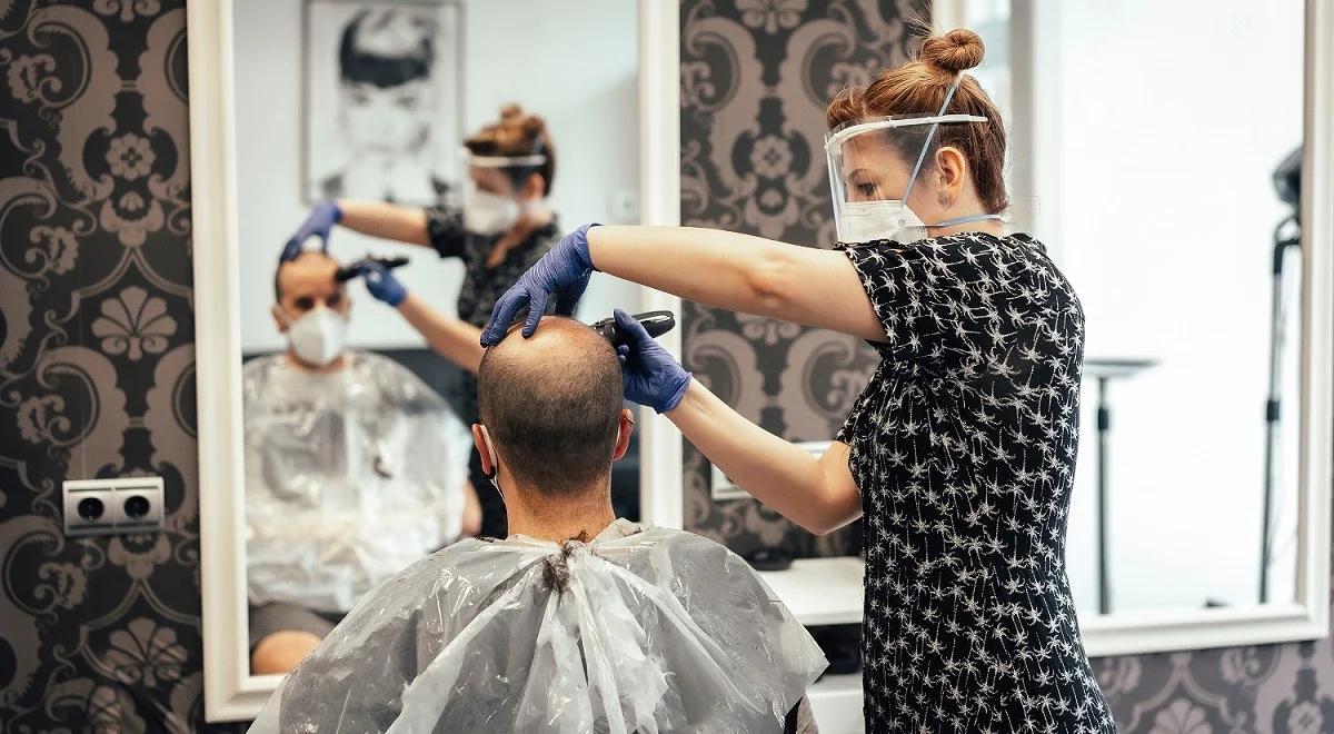 Łagodzenie obostrzeń. Od dziś w większości kraju otwarte mogą być salony fryzjerskie i kosmetyczne