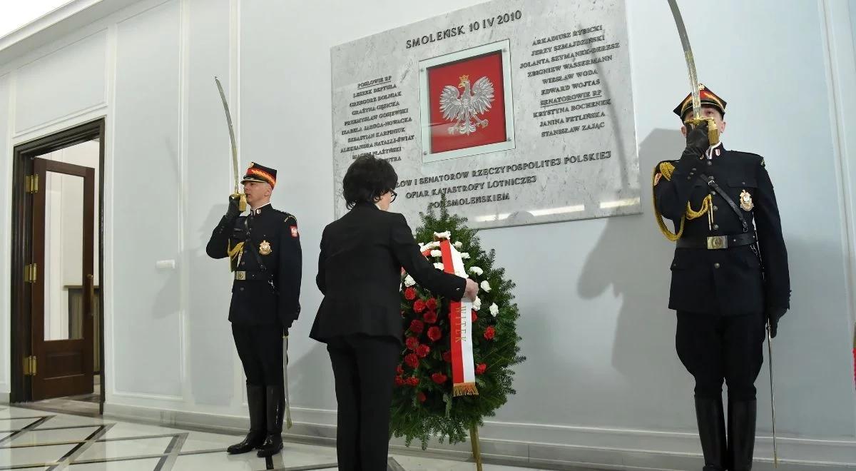 "Zostawili po sobie pustkę, ale pamięć o nich jest wciąż żywa". Marszałek Sejmu o ofiarach katastrofy smoleńskiej