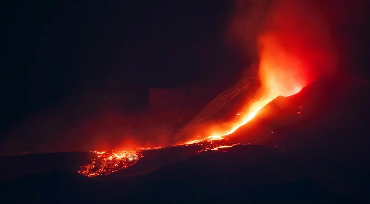 Silna erupcja wulkanu Etna. W niebo wystrzeliły fontanny lawy i kłęby dymu