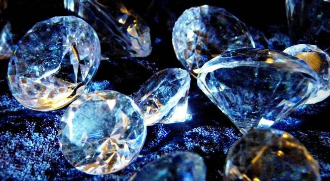 Rekord aukcyjny za brylant Blue Moon. Diament za ponad 48 mln dolarów  