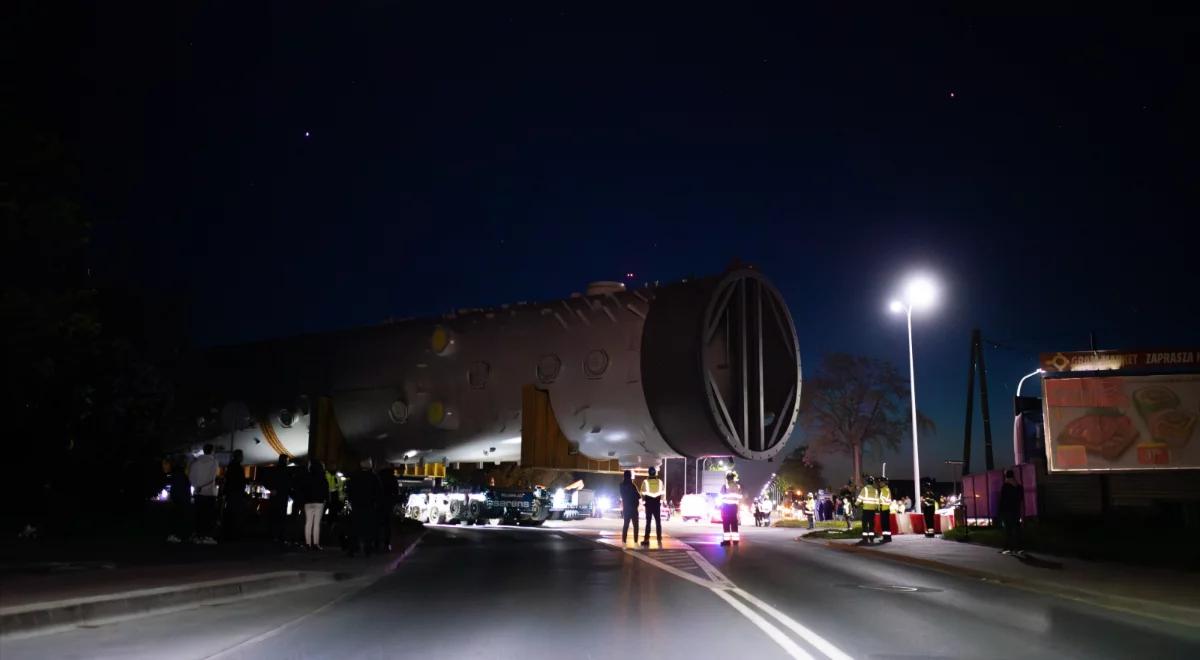 Gigantyczny transport w Płocku. Ulicami przewieziono element nowej instalacji Orlenu