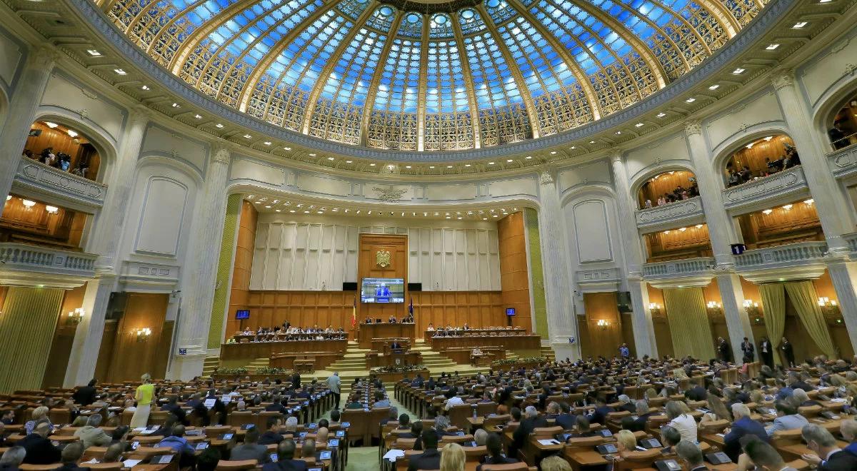 Rumunia: parlament obalił rząd premiera Grindeanu 