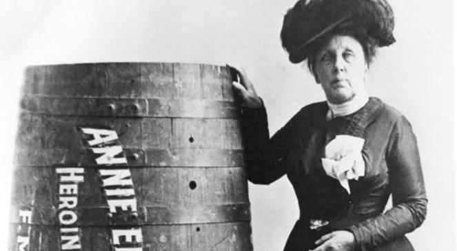 Annie Edson Taylor. Zamknęła się w beczce i skoczyła do Niagary!