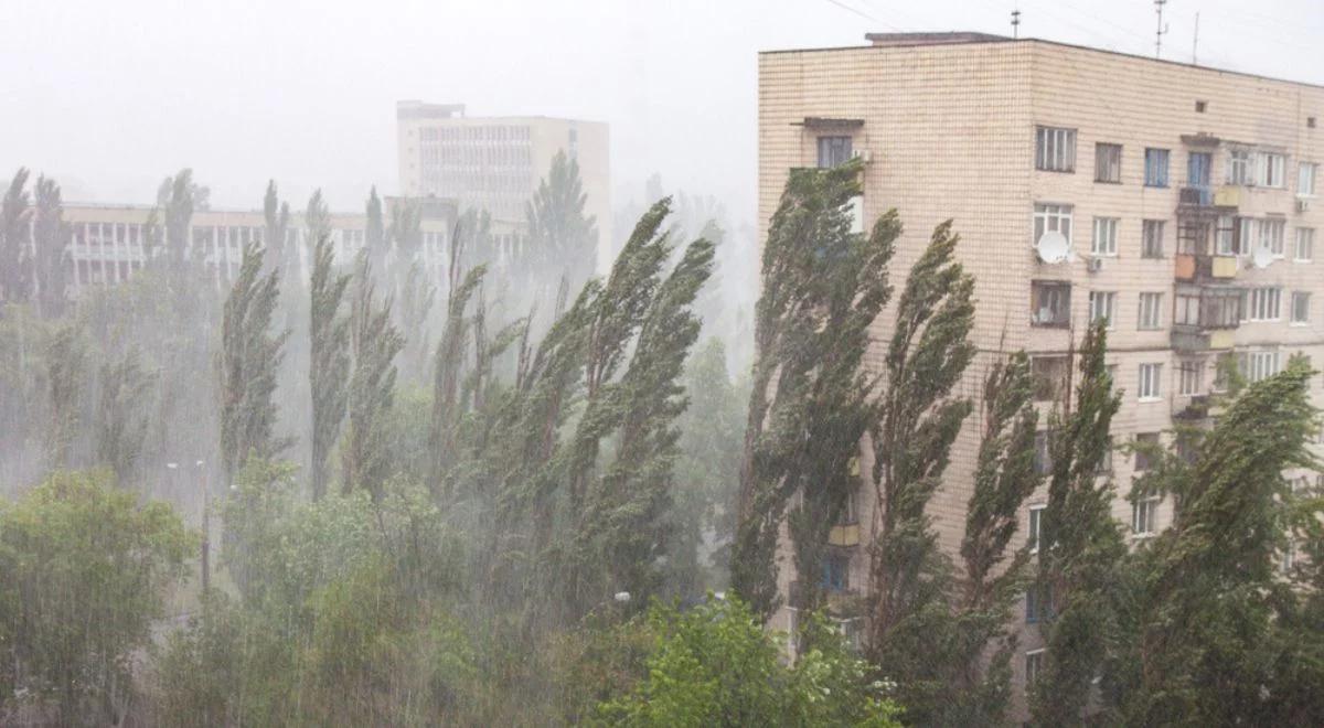 Burze z gradem i silny wiatr w regionie. RCB ostrzega: jeśli możesz, zostań w domu