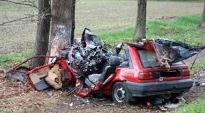 Auto stanęło w płomieniach. Kierowca nie żyje