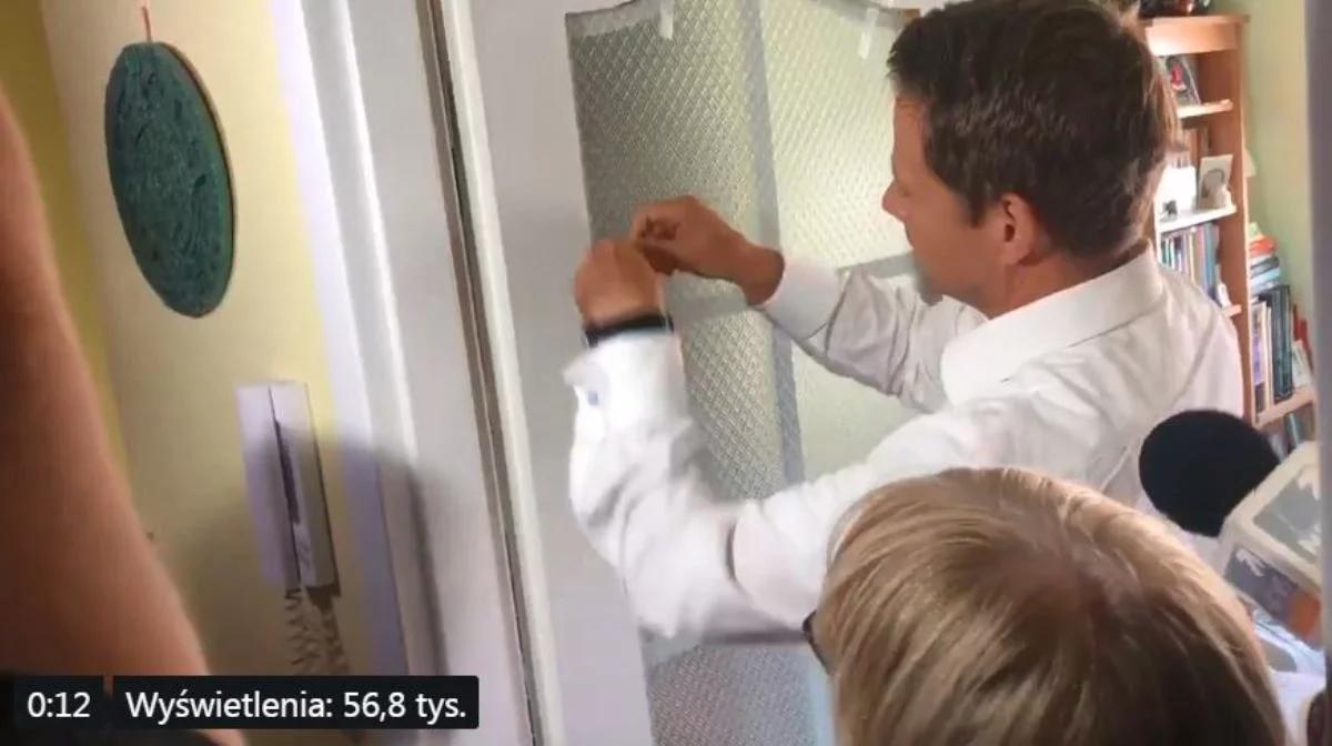 Trzaskowski chciał naprawić drzwi taśmą klejącą. Internauci bezlitośni