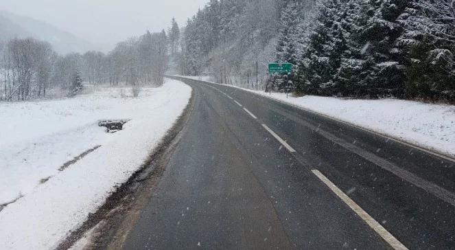 GDDKiA ostrzega kierowców. Śnieg i mżawka utrudniają jazdę