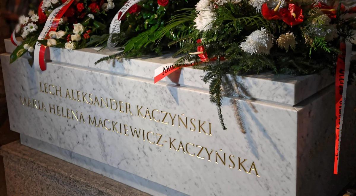 Rocznica pogrzebu Lecha i Marii Kaczyńskich. 12 lat temu para prezydencka spoczęła na Wawelu
