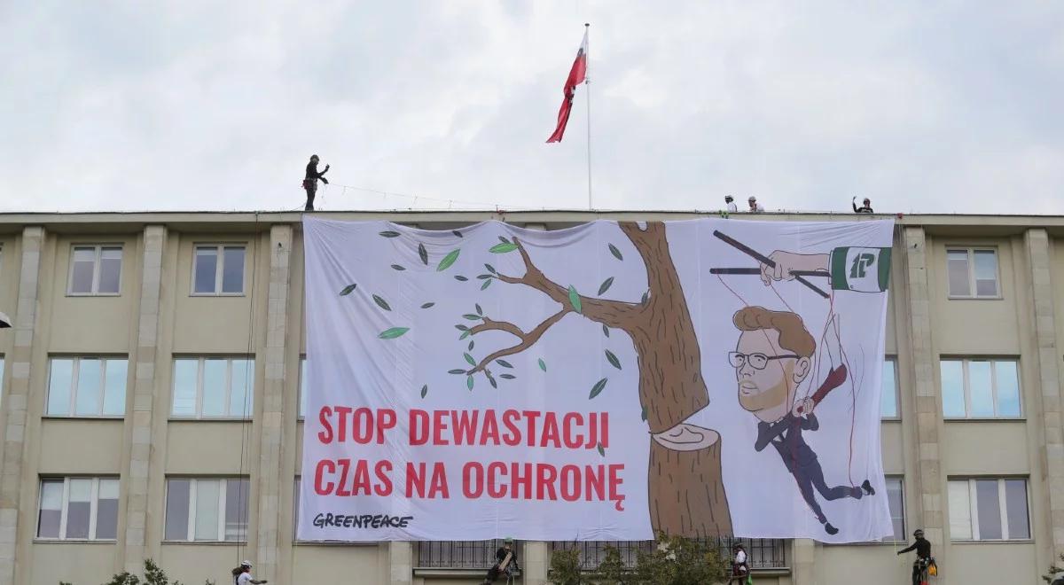 Greenpeace na dachu Ministerstwa Środowiska.  Policja sprowadziła z budynku 15 działaczy