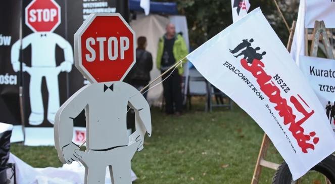 Protest pracowników sądownictwa przed resortem sprawiedliwości