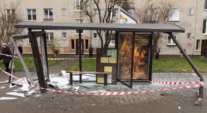 Samochód wjechał w przystanek tramwajowy we Wrocławiu. Są ranni