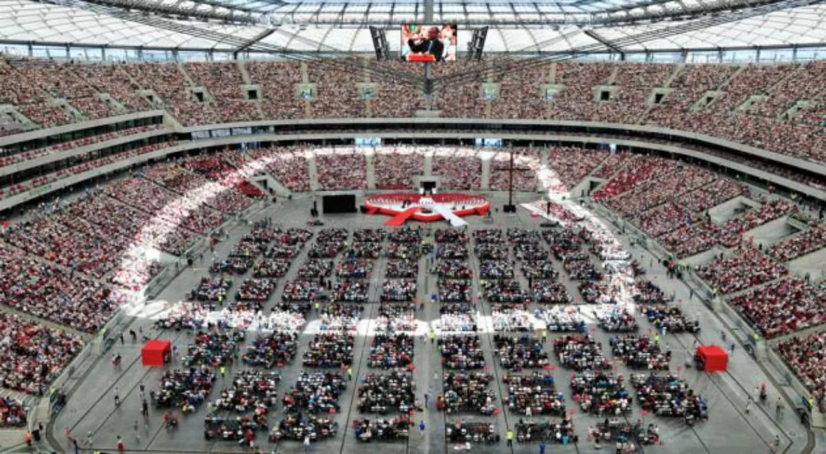 Rekolekcje z o. Bashoborą na Stadionie Narodowym. Uczestniczy 35 tys. osób