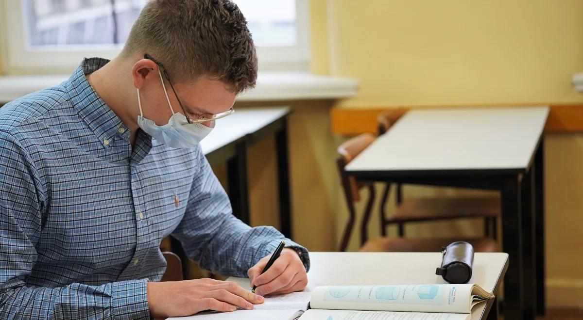 Zdecydowana większość szkół pracuje stacjonarnie. Znamy nowe dane MEiN